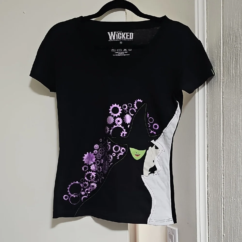 Wear Wicked Witches Short-sleeve V-neck Tee Youth XL
